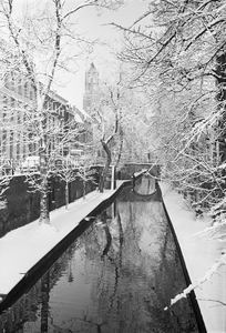 810942 Gezicht op de Nieuwegracht te Utrecht, in de sneeuw; op de achtergrond de Brigittenbrug.